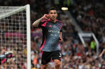 曼联双冠阵容大聚会!特维斯重返梦剧场被狂嘘,0-3落后顶嘘声独中四元逆转