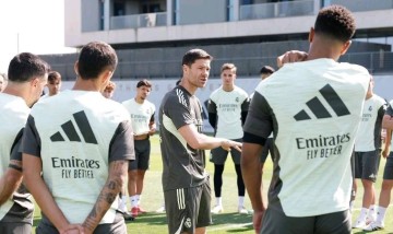 西甲乱了，巴萨4-0登顶，皇马2-2丢分，前四乱战仅差4分，冠军悬念回来了