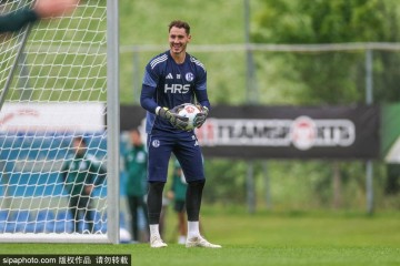 德甲球队沙尔克04备战新赛季</title>
<title>德甲球队沙尔克04备战新赛季