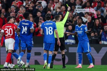 组图:欧冠皇马1-0本菲卡 小熊破门染黄+遭歧视罢赛