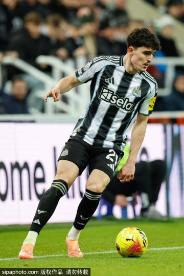 西蒙斯首球助热刺赢得三分：艰难时刻中的闪光时刻与团队精神