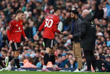 曼联0-3曼城弗爵看了都愁眉！阿莫林拒绝改变战术，回应下课前景