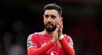 B费正式宣布留队，曼联批准，C罗送上祝福