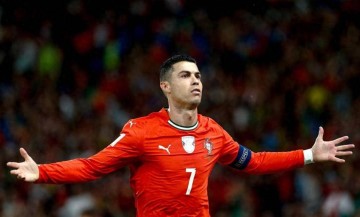 绝代双骄同发威,40岁C罗一球一助建功,38岁梅西戴帽戏法+助攻斩获金靴