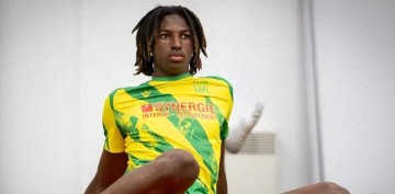 17岁法甲天才中卫横空出世!巴萨钟情他遭围剿,6大豪强展开疯抢