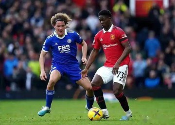 曼联压哨夜遭拒！4000万欧后腰说不，中场困局何解？