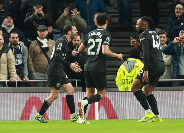 （外代二线）足球——英超联赛：热刺战平曼城