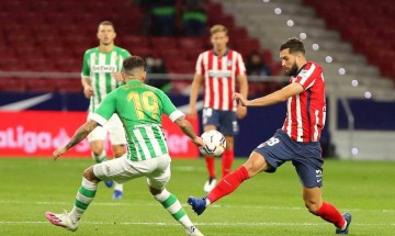 马竞再遭爆冷,争冠形势急转直下,皇马豪取七连胜紧追巴萨,积分差距仅剩一分,西甲争冠悬念重燃