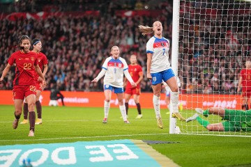 体坛联播|中国女足0比8不敌英格兰,曼城拜仁补时绝杀