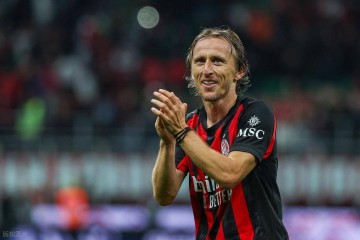 一张合照封神！德布劳内相拥莫德里奇：15次交锋之外的足球浪漫