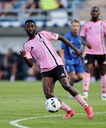 曝曼联已接洽900万铁腰!新罗德里拒瓦伦新合同,但价格过高难买