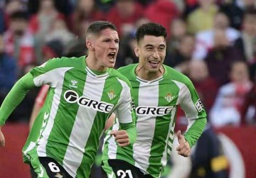 西甲第14轮塞维利亚德比:贝蒂斯客场2-0完胜十人主队