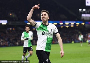 怀念!若塔遗孀将观战利物浦VS狼队 两个儿子随吉祥物入场