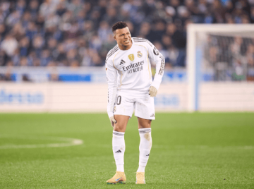 姆巴佩膝伤加剧!皇马高层担忧,过度使用埋下隐患,球迷怀念C罗