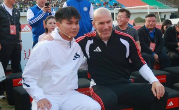 53岁齐达内夜游上海，与大妈踢毽子几分钟融入氛围，展现顶级球商