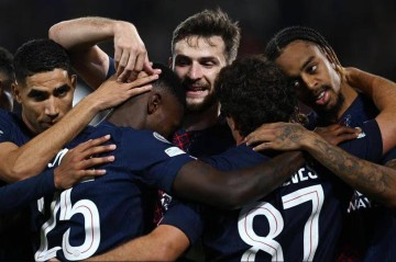 足坛悲喜一夜!国米7连胜终结,拜仁3-0豪取13连胜,大巴黎3-0,多特压哨绝杀