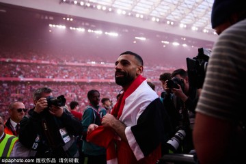 利物浦太子悲情落幕?阿诺德泪洒冠军巡游,球迷怒斥:鳄鱼的眼eiléi!