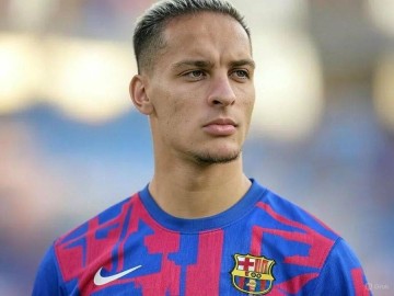 3000万镑豪赌“圆规”救急?巴萨盯上曼联弃将,20万周薪成西甲逆袭关键