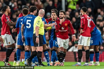 曼联冤？伯恩茅斯多次疑似禁区手球未判 锁喉对手仅染黄