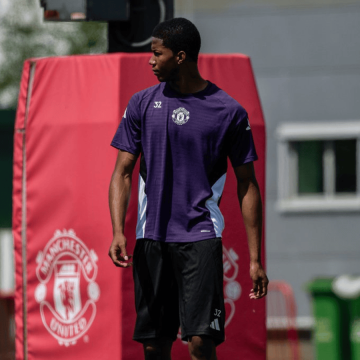 曼联官宣球衣号码变更，小妖穿特维斯背号！库尼亚谈10号球员责任