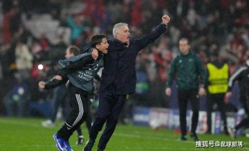 63岁穆帅狂奔!率队欧冠逆袭:最后1秒压哨晋级 附加赛或再遇皇马