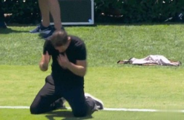 8万人面前55岁匪帅跪地呐喊,0-4耻辱 1射正生涯最惨失利