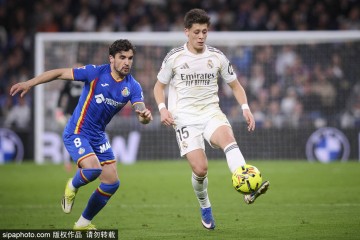 西甲-小熊失单刀两队补时各一人染红 皇马0-1遭两连败