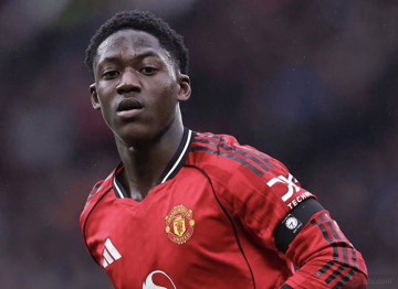 梅努在卡里克麾下迅速崛起,成为曼联中场新星。