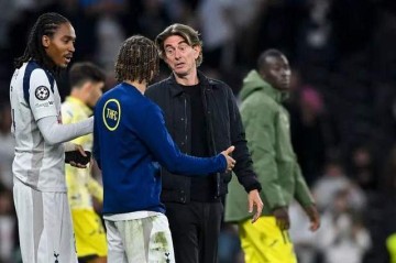 弗兰克:热刺进攻糟糕不能都怪西蒙斯 当然俱乐部多买人就容易成功