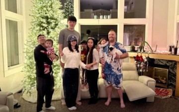 杨瀚森与女友一起在当地华人家中过感恩节