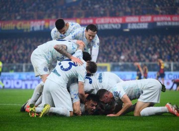 意甲第1易主!劳塔罗传射比肩三大神锋,国米2-1热那亚破魔咒登顶