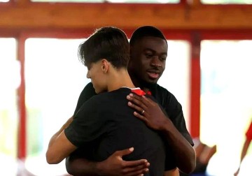 貂蝉变门神!800万铁腰锁死意甲,米兰防线让前锋浪射不慌