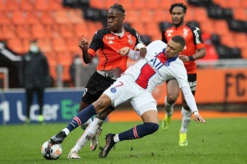 巴黎主场迎战欧塞尔,争夺法甲第六轮关键战,巴黎进攻强但伤病困扰,欧塞尔防守稳固。