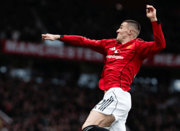 曼联锋霸太犀利：10场轰入8球，埃梅里又搞砸了：耻辱3连败，争四前景恶化