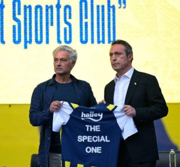 足坛狂欢夜:意甲双雄强势发力,穆帅东家创造历史,西甲格局显现断层