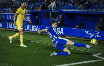 西甲榜首又易主，皇马第3次让位，巴萨笑纳大礼