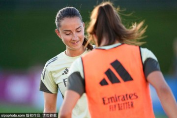 这球红牌?曼联女足欧冠铲球染红!球迷吐槽“史上最糟糕红牌”