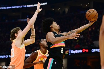 米切尔28+8福克斯25+5+9 骑士第三节追25分逆转马刺