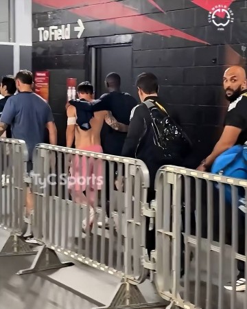 0-4!梅西和U40队友被打花!温馨一幕:梅西和对手搂着背离开球场