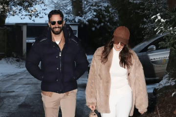 阿莫林戴墨镜竖拇指开启度假模式,曼联买单,带薪休假到6月