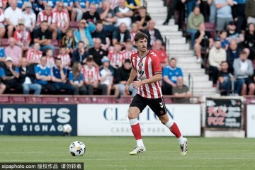 沃尔夫斯堡出价1000万镑求购桑德兰后卫特雷-休姆:德甲新星的崛起与市场动态分析