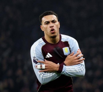 罗杰斯打爆约罗,维拉2-1曼联十连胜造百年神迹,阿莫林赛后绝杀