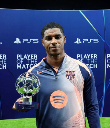 拉什福德双响荣膺欧冠最佳,头球破门展现精湛技艺!赛后讽曼联和阿莫林