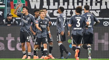 27岁日本球星梅开二度，助攻无敌！现场视角惊艳德甲比赛