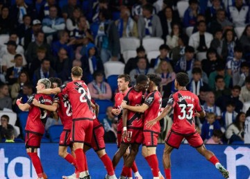 西甲积分榜最新战报：巴萨爆冷失利，马竞惜平，巴列卡诺绝杀皇家社会