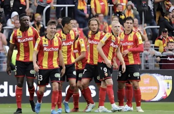 1-1，1-2，2-0欧洲狂欢一夜！阿森纳多打1人竟翻车！朗斯登顶法甲