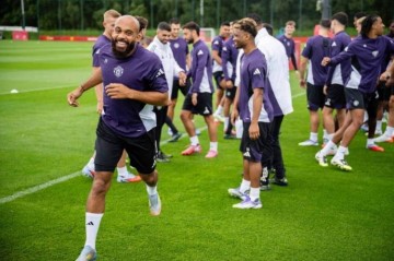 姆贝莫参加曼联首训与队友互动融洽,阿莫林召集全队欢迎他