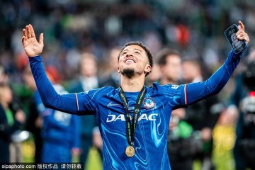 尬！桑乔赛后久久拥抱安东尼 当场打电话：我不回曼联