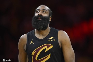 绷不住乐!哈登全场只中1球躺赢 队友三分10中9保命