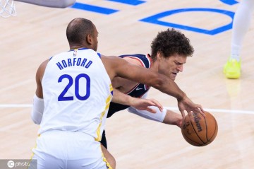 老兵不死！霍福德末节三分四连中 追梦拖着伤腿燃烧自我